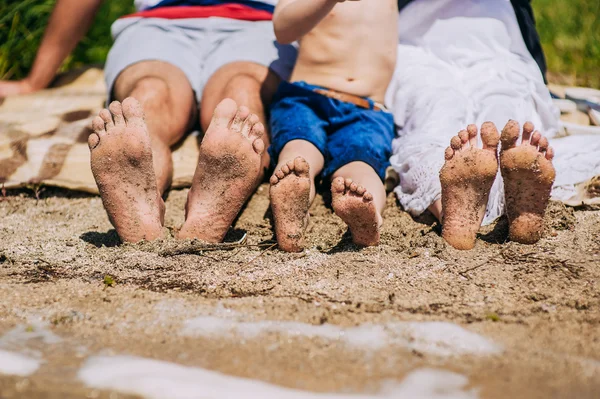 Сладкая семья на пляже — стоковое фото