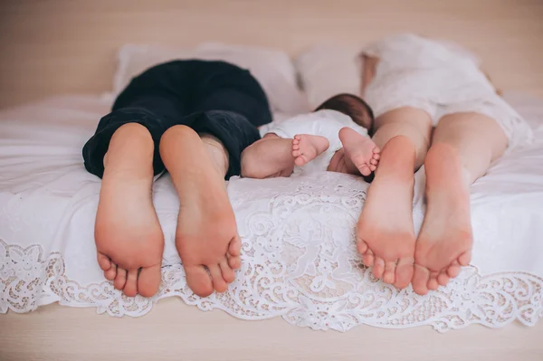 Dulce familia en la cama — Foto de Stock