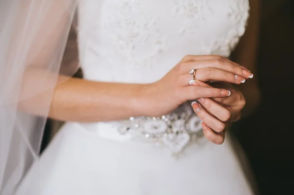 Manos de novia con anillo —  Fotos de Stock