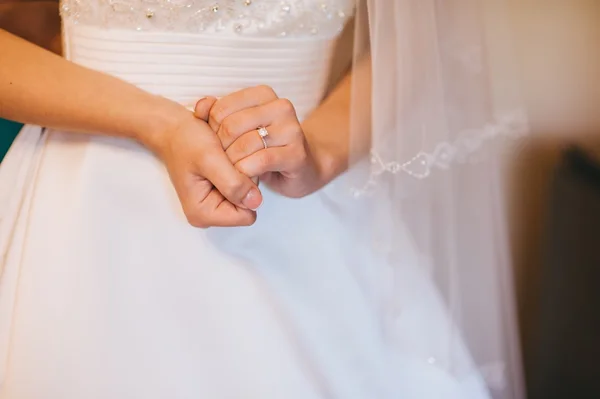 Mãos de noiva com anel — Fotografia de Stock