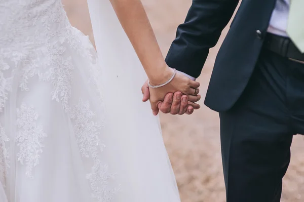 Casal de mãos dadas — Fotografia de Stock