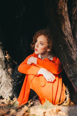 Kızıl saçlı kız gizemli orman