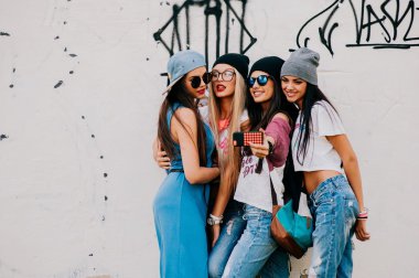 dört güzel genç kızlar