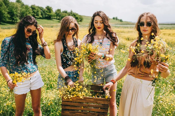 Cuatro hermosas chicas hippies — Foto de Stock