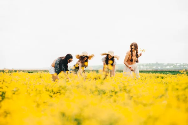 Čtyři krásné hippie dívky — Stock fotografie