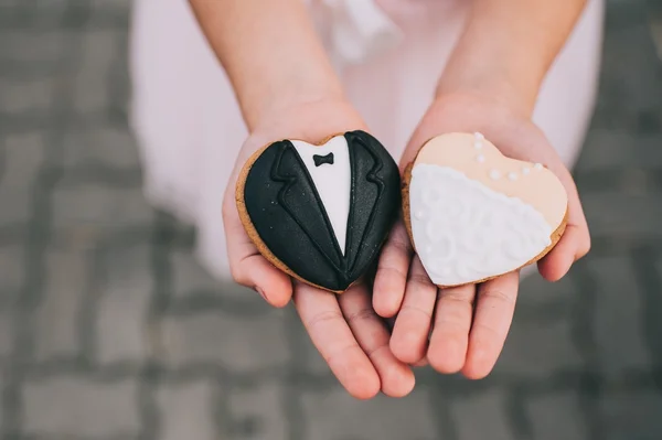 Bride and groom cupcakes — Stock Photo, Image