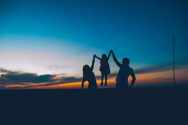 Lycklig familj tillsammans — Stockfoto