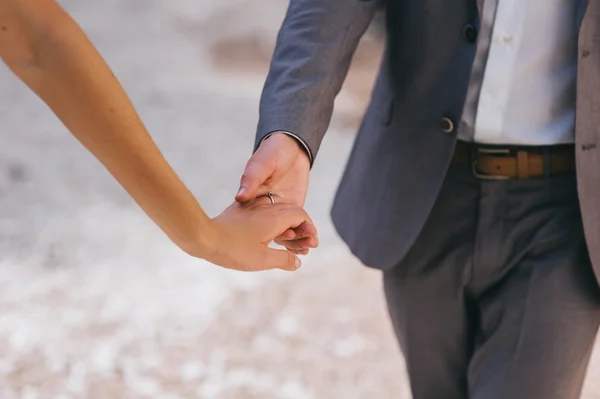 Paar hand in hand — Stockfoto