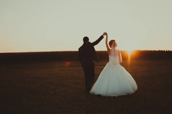 Couple holding hands — Stock Photo, Image