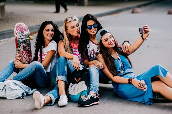 Dört güzel genç kızlar — Stok fotoğraf