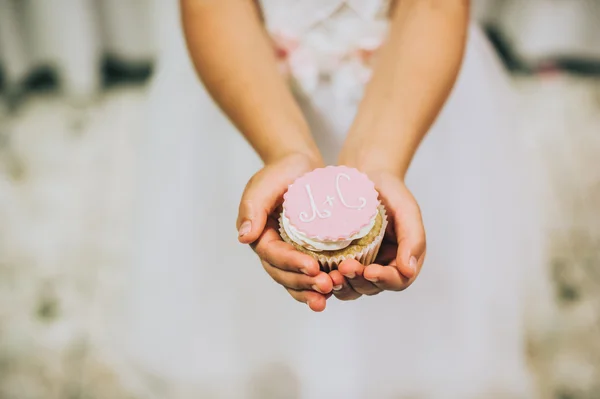 Cake in child's hand — Stock Photo, Image