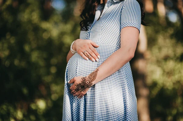 Dekat dengan wanita hamil Stok Gambar Bebas Royalti