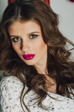 uzun kıvırcık saçlı genç kız