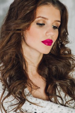 uzun kıvırcık saçlı genç kız