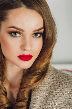 uzun kıvırcık saçlı genç kız