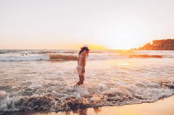 Mujer camina a lo largo de hermosa costa — Foto de Stock