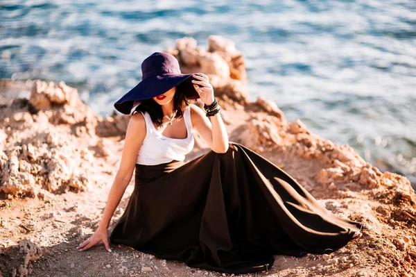 Schöne Mädchen am Meer — Stockfoto