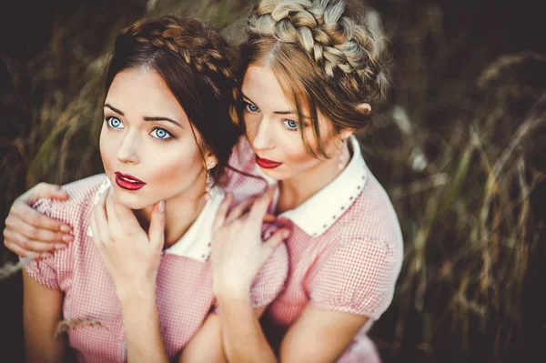 Two beautiful twin sisters — Stock Photo, Image