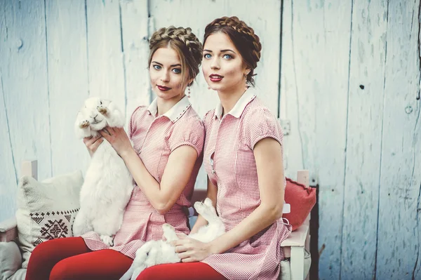 Duas irmãs gêmeas bonitas — Fotografia de Stock