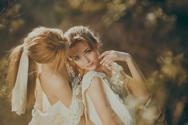 芝生の上 2 つの金髪の双子の姉妹 — ストック写真