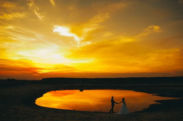 夕暮れの結婚式のカップル — ストック写真