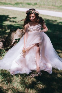 Gelin ayakkabıları koymak