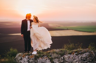 Akşamları düğün çifti