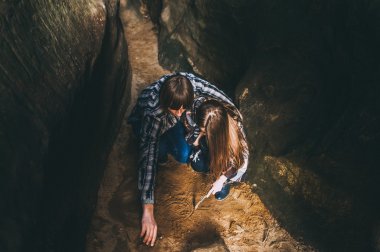 açık havada dağlarda aşık Çift