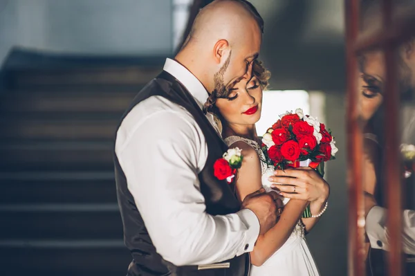 Bonito jovem casal — Fotografia de Stock