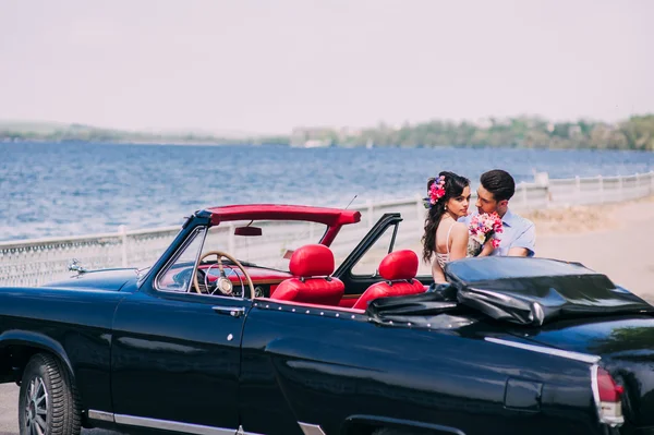 Pareja joven en coche vintage —  Fotos de Stock