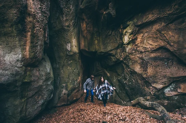 Couple amoureux en plein air dans les montagnes — Photo