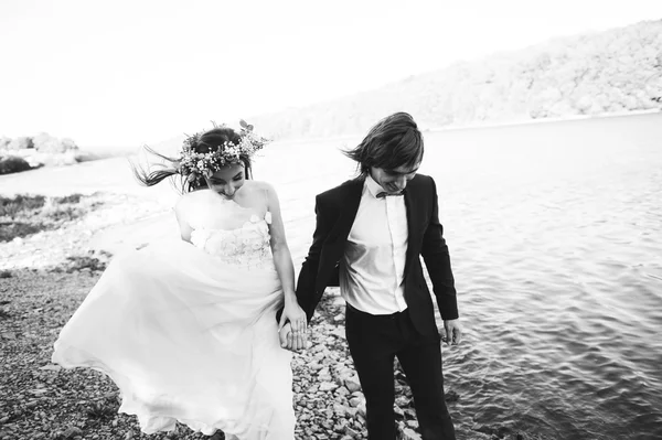 Bela jovem apenas casado casal — Fotografia de Stock
