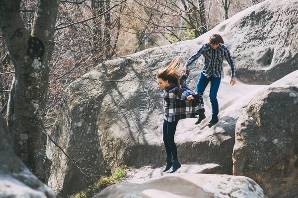 Pareja enamorada al aire libre en las montañas — Foto de Stock