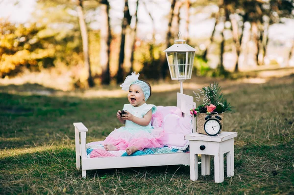 Pequena menina bonita no parque — Fotografia de Stock