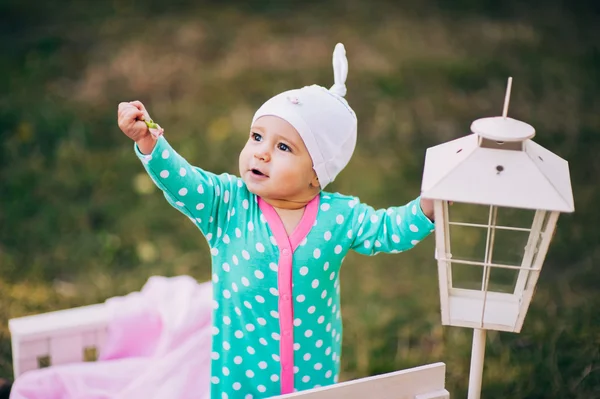 Trochę piękna dziewczyna niemowlę w parku — Zdjęcie stockowe