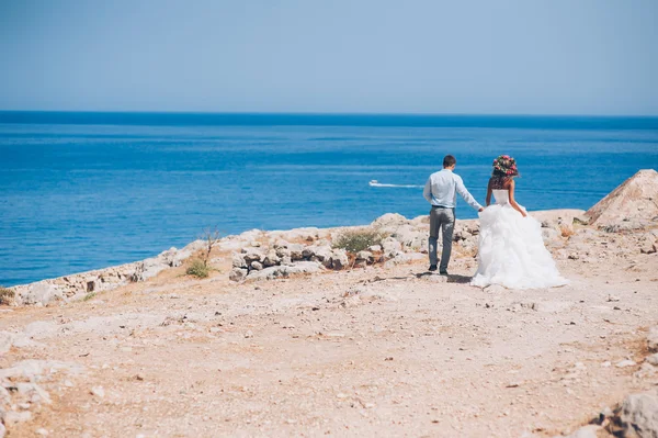 Noiva e noivo junto ao mar — Fotografia de Stock