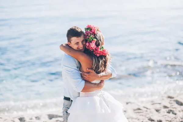 Bride and groom by the sea — Stock Photo, Image