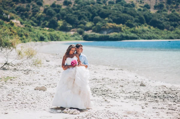 Noiva e noivo junto ao mar — Fotografia de Stock