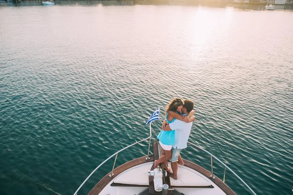 Pareja relajándose en el crucero en yate — Foto de Stock