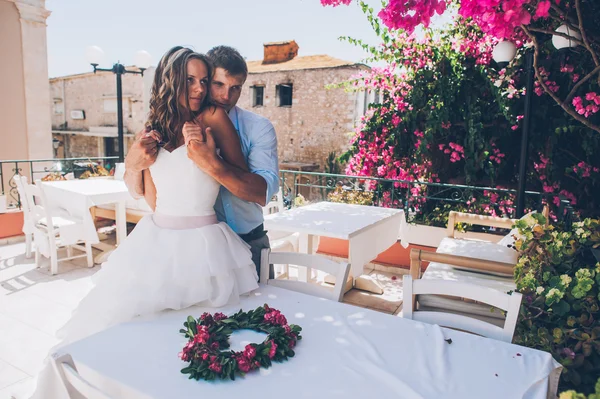 Pareja de boda en un café —  Fotos de Stock