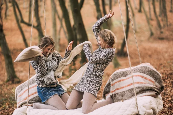 Dos hermanas rubias gemelas en el bosque —  Fotos de Stock