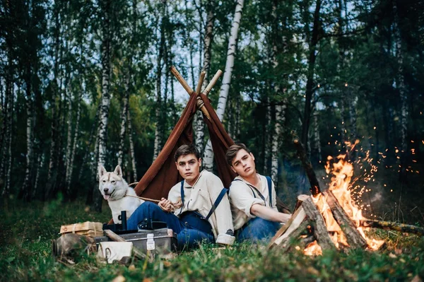 A tábortűz körül ülő két ikertestvérek — Stock Fotó