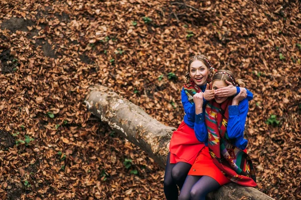 Dwie blond bliźniaczki w lesie — Zdjęcie stockowe