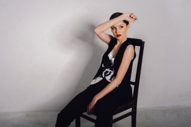 güzel model bir sandalyede oturur