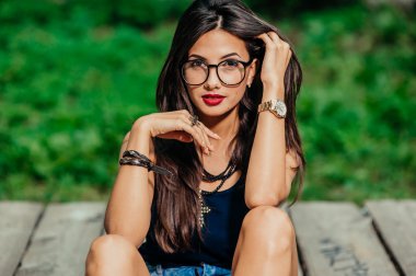 güzel esmer kız portresi