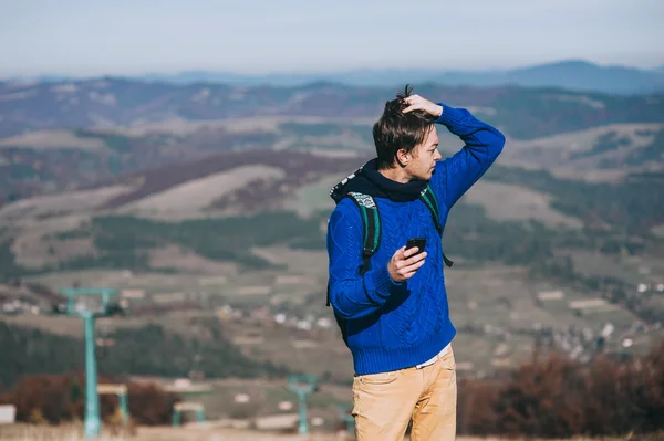 Молодой хипстер фотографирует на горе — стоковое фото