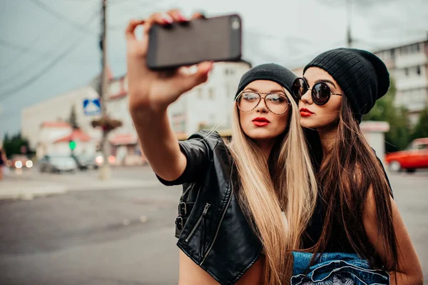 Duas meninas bonitas descansar na rua — Fotografia de Stock