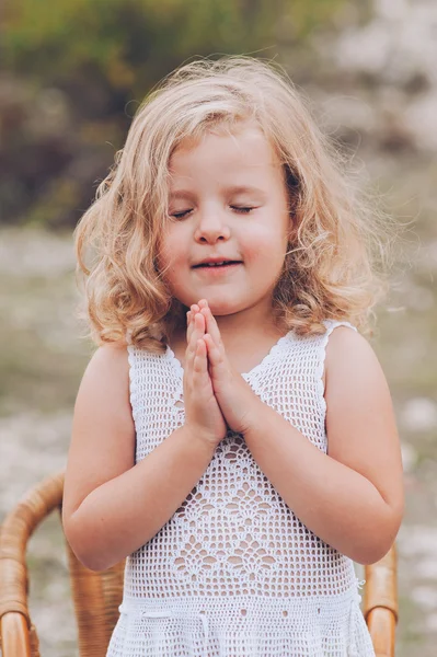 Retrato de uma menina bonita — Fotografia de Stock