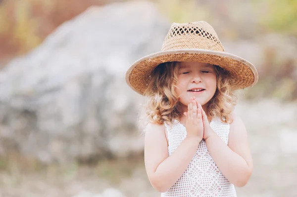 Menina feliz no chapéu — Fotografia de Stock