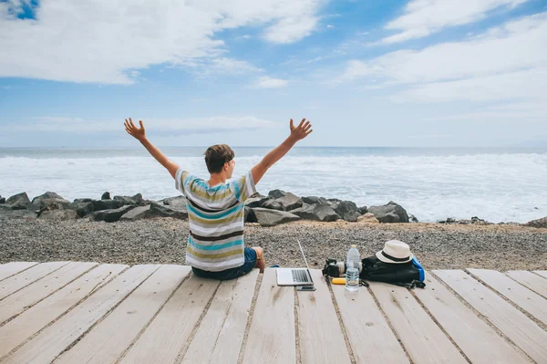 Joven fotógrafo trabajando con el ordenador portátil — Foto de Stock